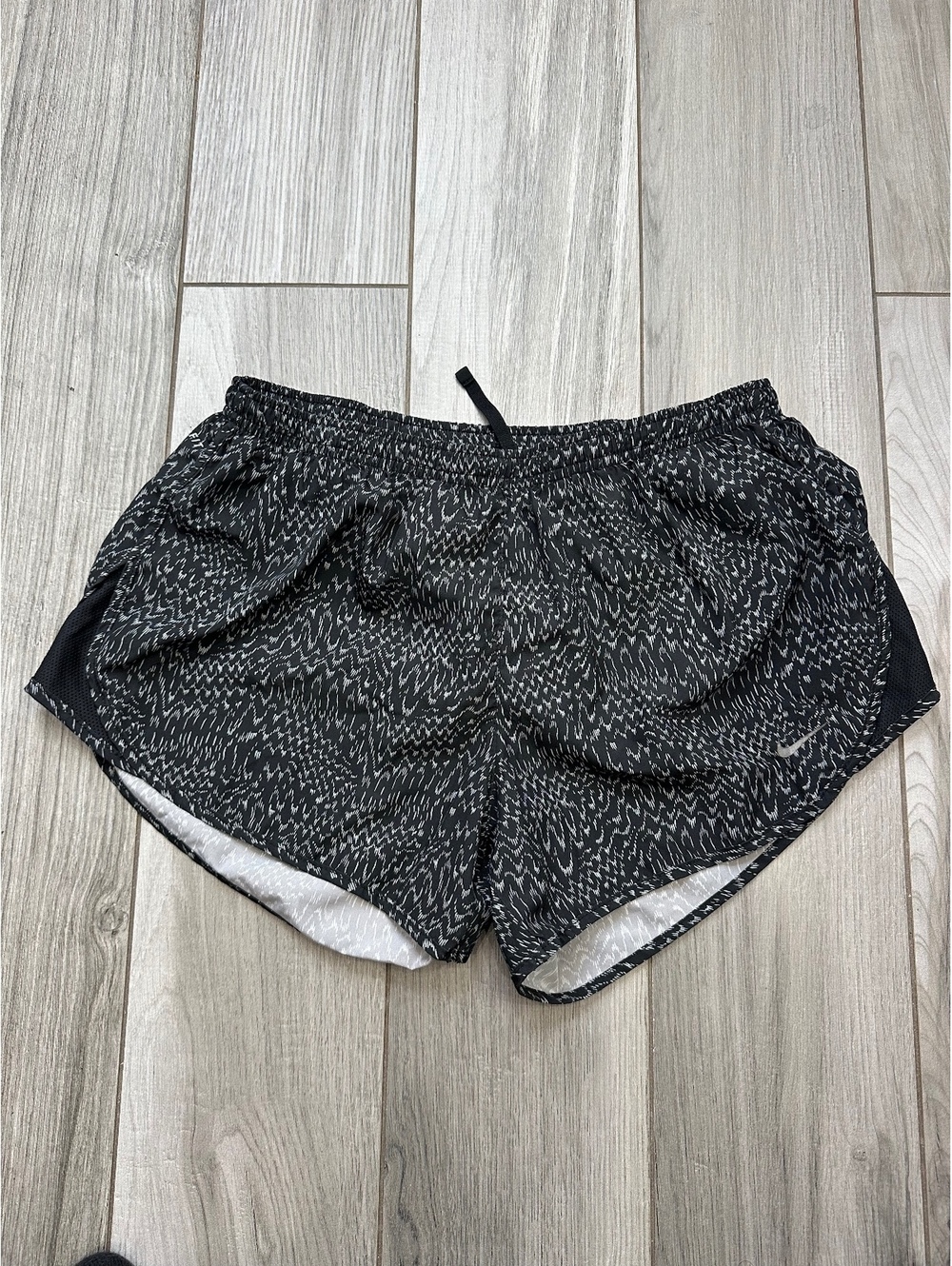 Nike Dri-FIT womens Athletic Running Shorts Medium Black/White